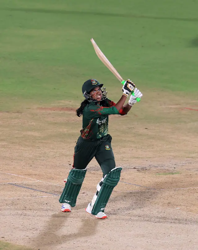 তিন ছক্কা, তিন চারে ম্যাচ শেষে ৩৫ বলে ৫১ রানে অপরাজিত থেকে যান স্বর্ণা আক্তার