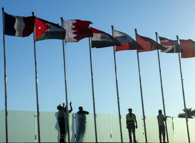 أعلام خارج قاعة المؤتمرات الدولية في شرم الشيخ