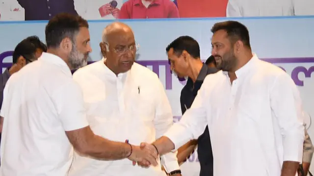 राहुल गांधी, मल्लिकार्जुन खड़गे और तेजस्वी यादव