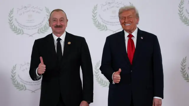 Ильхам Алиев и Дональд Трамп показывают большой палец вверх и улыбаются