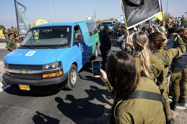 مركبات تقل رهائن إسرائيليين أفرجت حماس عنهم تصل إلى قاعدة رعيم العسكرية في جنوب إسرائيل قرب حدود غزة