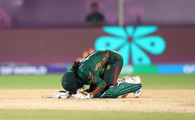 রেকর্ড ফিফটির পর স্বর্ণা আক্তারের উদযাপন