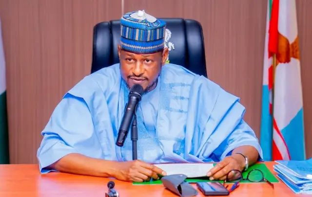 Gwamnan Katsina zaune a ofishinsa da abin magana a gabansa
