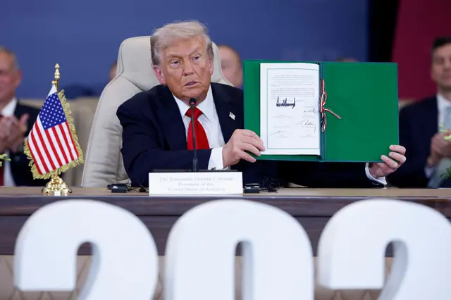 Трамп с документом о перемирии в Газе