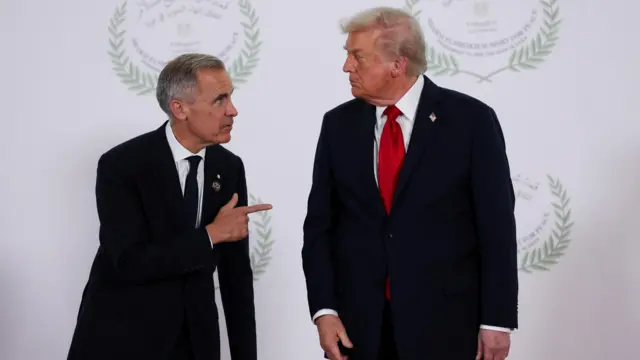 Марк Карни показывает в Дональда Трампа пальцем, тот сфотографирован в профиль