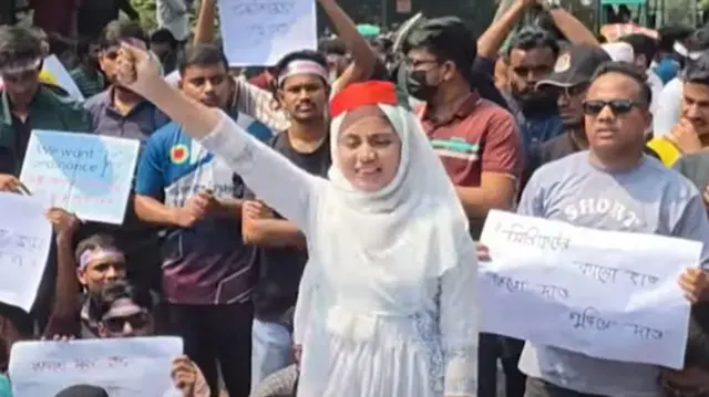 শিক্ষাভবনের সামনে অবস্থান নিয়েছেন শিক্ষার্থীরা