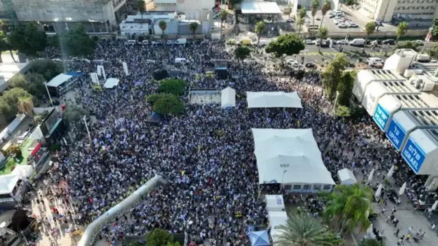 مئات يتجمعون لمتابعة الإفراج عن الرهائن الإسرائيليين المحتجزين لدى حماس