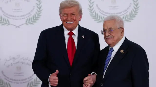 Трамп показывает большой палец, позируя на фото с Махмудом Аббасом