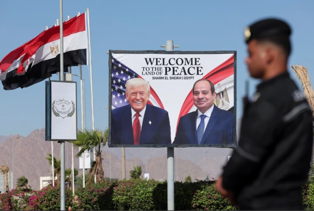 لافتة ترحيب عليها صورة الرئيس المصري عبد الفتاح السيسي والرئيس الأمريكي دونالد ترامب