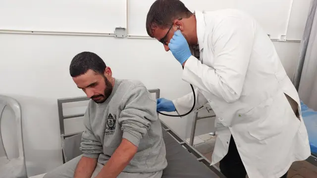 وصول سجناء فلسطينيين إلى مجمع ناصر الطبي لإجراء فحوص طبية بعد الإفراج عنهم ووصلوهم إلى قطاع غزة