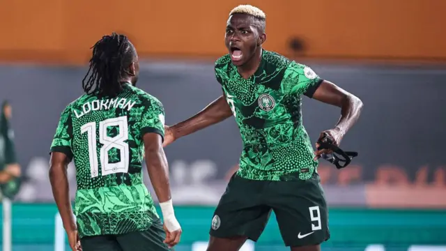 Lookman wia jersey number 18 while Osimhen open mouth