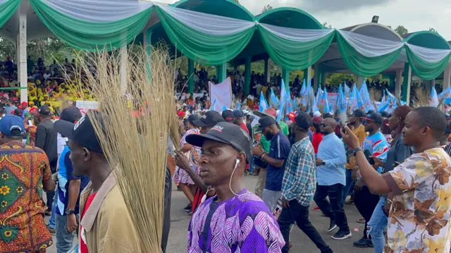 Shettima si na obi di ya ụtọ na gọvanọ Mbah esila na umbrella bata na pati ji aziza azapụ ihe ọjọọ”