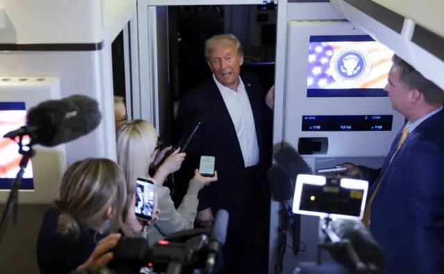 ټرمپ د خبریالانو پوښتنې ځوابوي.