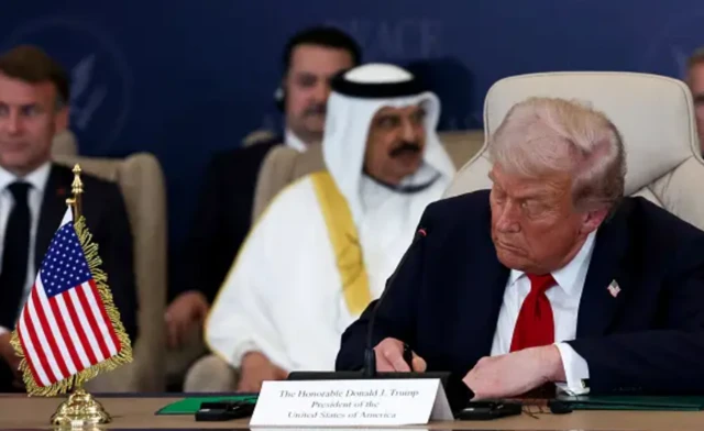 Onyeisiala mba Amerịka bụ Donald Trump na ndị isi mpaghara Middle East bịanyere aka n’akwụkwọ iji kwado nkwekọrịta nkwụsị ọgụ Gaza ya