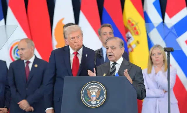 پاکستان کے وزیراعظم شہباز شریف شرم الشیخ میں غزہ امن سربراہی اجلاس میں شرکت کے بعد پریس کانفنس سے خطاب کر رہے ہیں جبکہ پیچھے امریکی صدر ٹرمپ بھی موجود ہیں