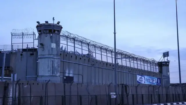 Wengi wa wafungwa waliachiliwa kutoka Gereza la Ofer Jumatatu asubuhi