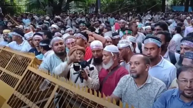 শিক্ষক-কর্মচারীদের সচিবালয় অভিমুখে শুরু করা পদযাত্রা শিক্ষাভবন মোড়ে ব্যারিকেড দিয়ে আটকে দিয়েছে পুলিশ