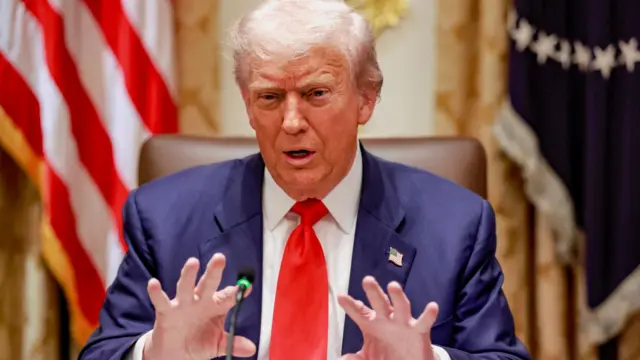 Трамп жестикулирует