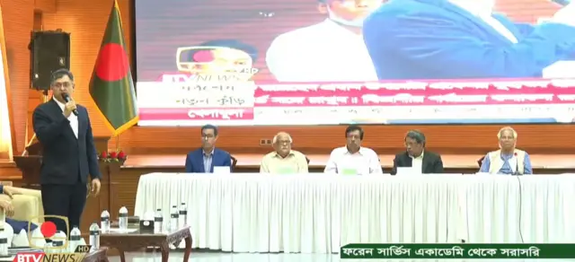 ঐকমত্য কমিশনের বৈঠকে বিএনপি নেতা সালাহউদ্দিন আহমদ বক্তব্য রাখেন