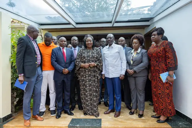 Akiwa ameandamana na viongozi wengine kumfariji Mama Ida Odinga