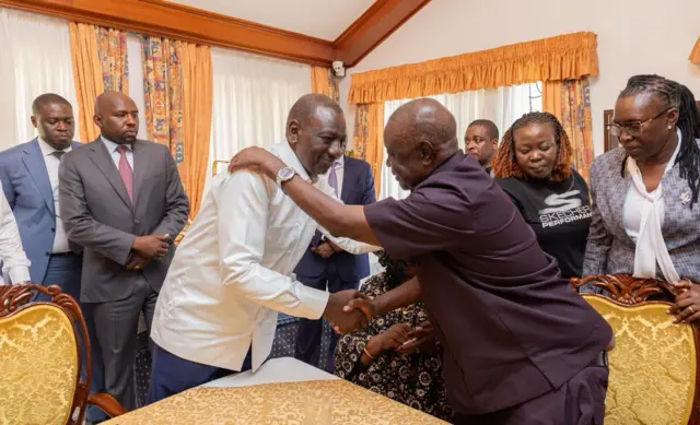 Rais Ruto akimkumbatia kakake Raila Odinga nyumbani kwao Karen
