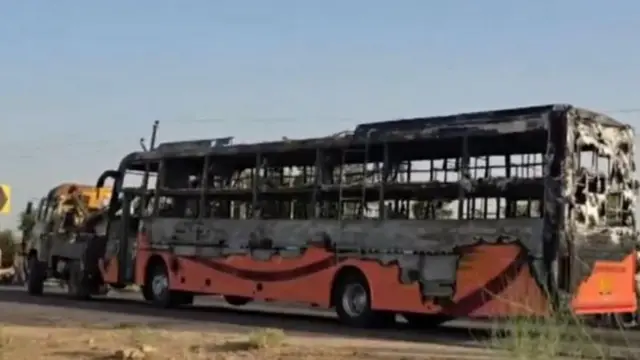 जली हुई बस