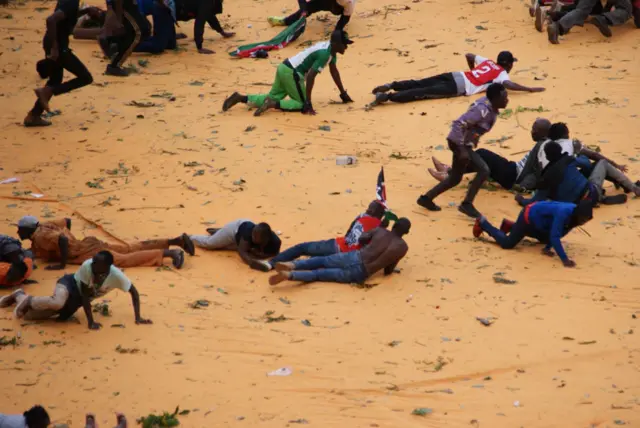 Waombolezaji wamefurushwa uwanjani na maafisa wa polisi nchini Kenya