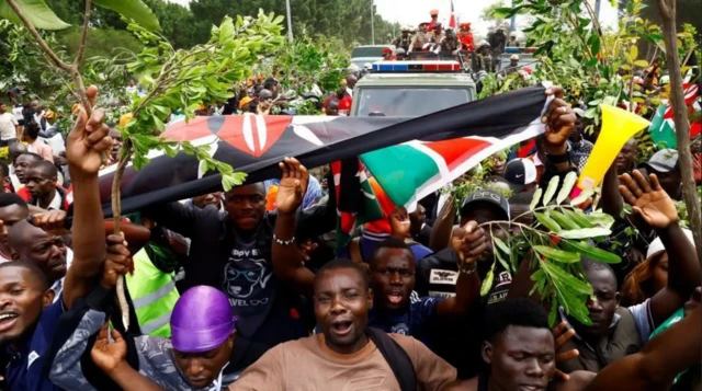 Ndị uweojii mba Kenya agbaala ndị mmadụ anwụrụ anyammiri oge ha gbakọrọ ikiri ozu Praịm Minista ha nwụrụ anwụ
