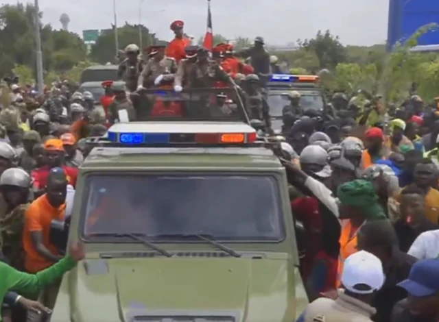 Gari linalobeba mwili wa Raila Odinga linaelekea makafani ya Lee