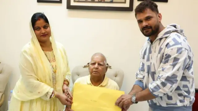 लालू यादव के साथ खेसारीलाल यादव और उनकी पत्नी चंदा