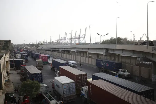 کراچۍ بندر د افغانستان کندهار ته تر ټولو نژدې ټرانزیټي سوداګریزه لار ده.