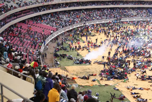 Waombolezaji wamefurushwa uwanjani na maafisa wa polisi nchini Kenya