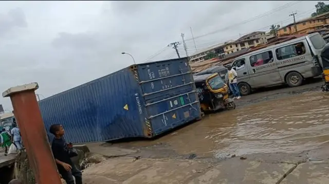 Ụgbọala tanka na-acha aṅụnụ anụnụ tọgbọ n'elu mmiri toro n'okporoụzọ dịka ọgbatumtum keke na ụgbọala na-agbafe.