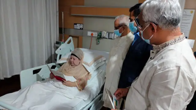 বিএনপি চেয়ারপারসনের সঙ্গে দেখা করে দাওয়াতপত্র তুলে দেন ঐকমত্য কমিশনের প্রতিনিধিরা