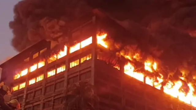 গোটা সাততলা ভবনই এখন দাউ দাউ করে জ্বলছে