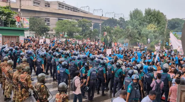‘নোয়াখালী বিভাগ চাই’ দাবিতে ক্রমাগত স্লোগান দেন জড়ো হওয়া মানুষেরা