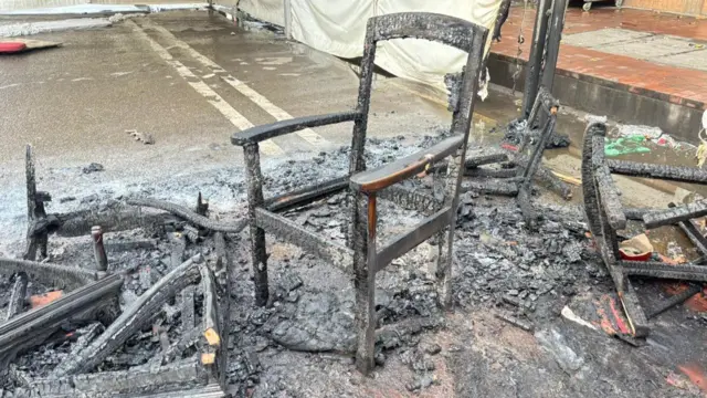 সংসদ ভবনের বাইরে অগ্নিসংযোগের চিত্র