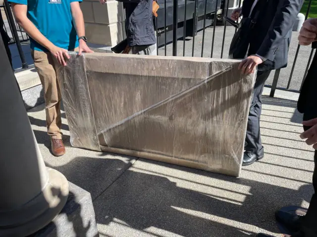 Великий прямокутний предмет стоїть на землі