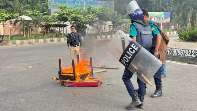 ফার্মগেট খামারবাড়ি এলাকায় অগ্নিসংযোগের ছবি