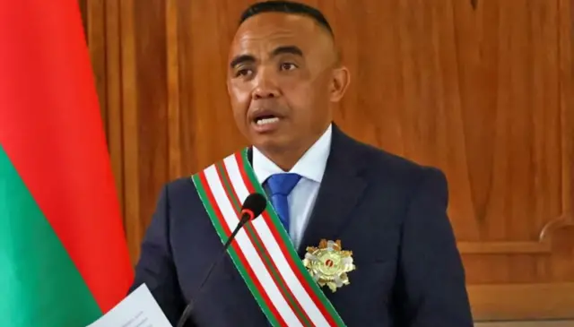 Ndị ntorobia mere ngagharịiwe na otụtụ ndị ọzọ gbakọrọ na ụlọikpe nọ na isi obodo Antananarivo ebe emere emume a.