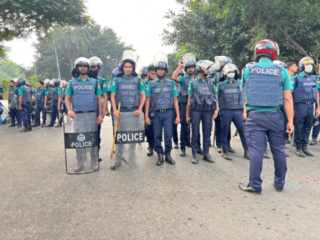 সংসদ ভবন এলাকায় অবস্থান নিয়েছে পুলিশ