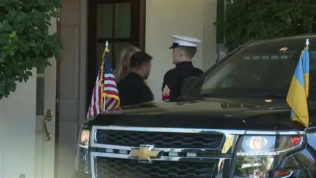 Зеленський сідає в машину