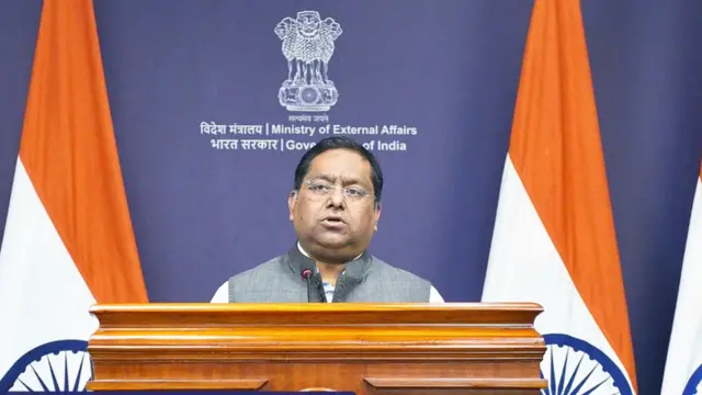 رندیر جېسوال په خبري کنفرانس کې خبرې کوي.