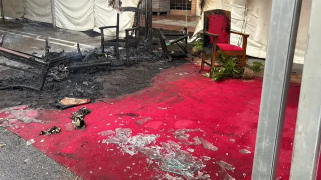 সংসদ ভবনের বাইরে তাঁবুতে অগ্নিসংযোগের চিত্র