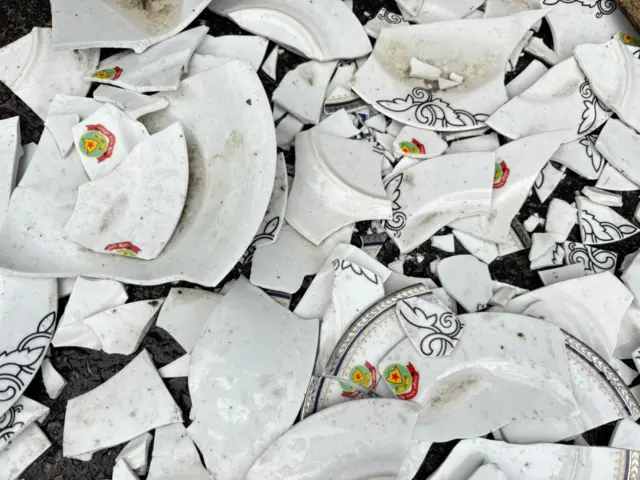 পুলিশের দিকে চালানো হামলায় তাদের অনেকগুলো প্লেট ভেঙে থাকতে দেখা যায়