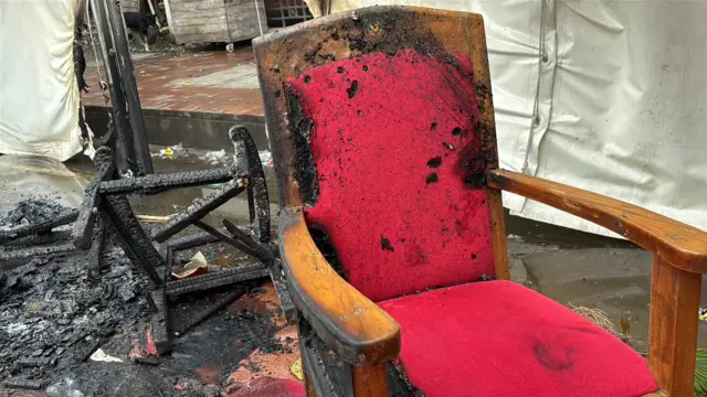 সংসদ ভবনের বাইরে তাঁবুতে অগ্নিসংযোগের চিত্র