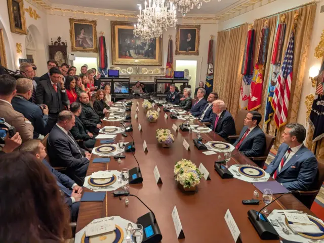 Зустріч у Білому домі, українська та американська делегація сидять за столом, за ним зліва - журналісти