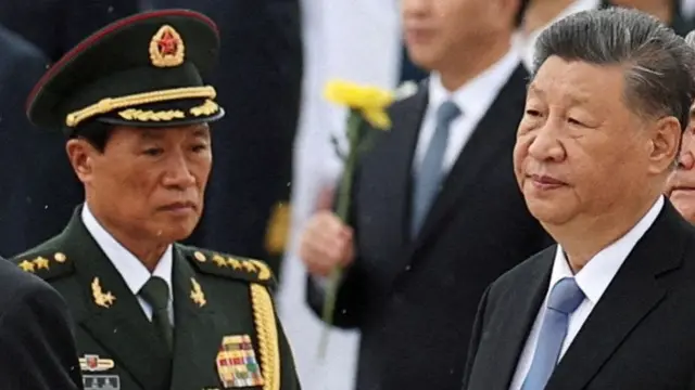 सेंट्रल मिलिट्री कमिशन के उपाध्यक्ष हे वेदोंग और चीन के राष्ट्रपति शी जिनपिंग
