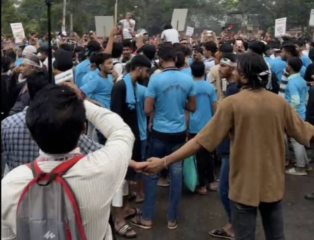 ‘নোয়াখালী বিভাগ চাই’ প্ল্যাকার্ড নিয়ে অবস্থান নিতে দেখা যায় একদল মানুষকে
