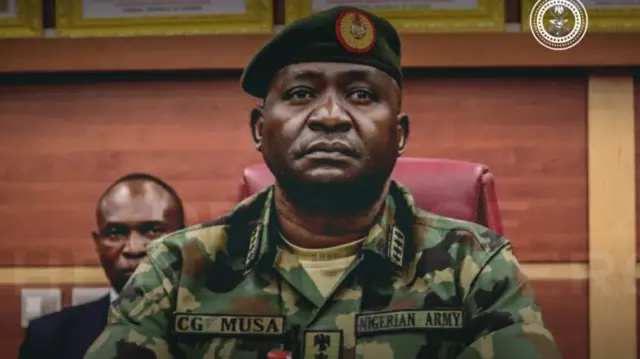 Ọchịagha Christopher Musa yi uwe ndịagha, kpuru okpu ma gbarụọ ihu